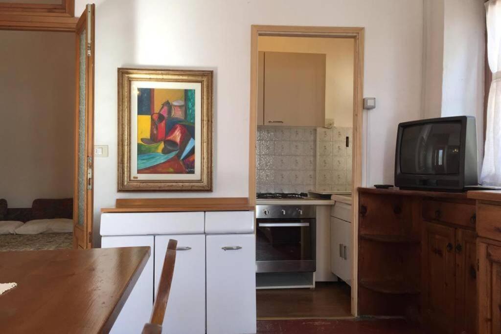 Nel Set Di Piccolo Antico Viola * Valsolda